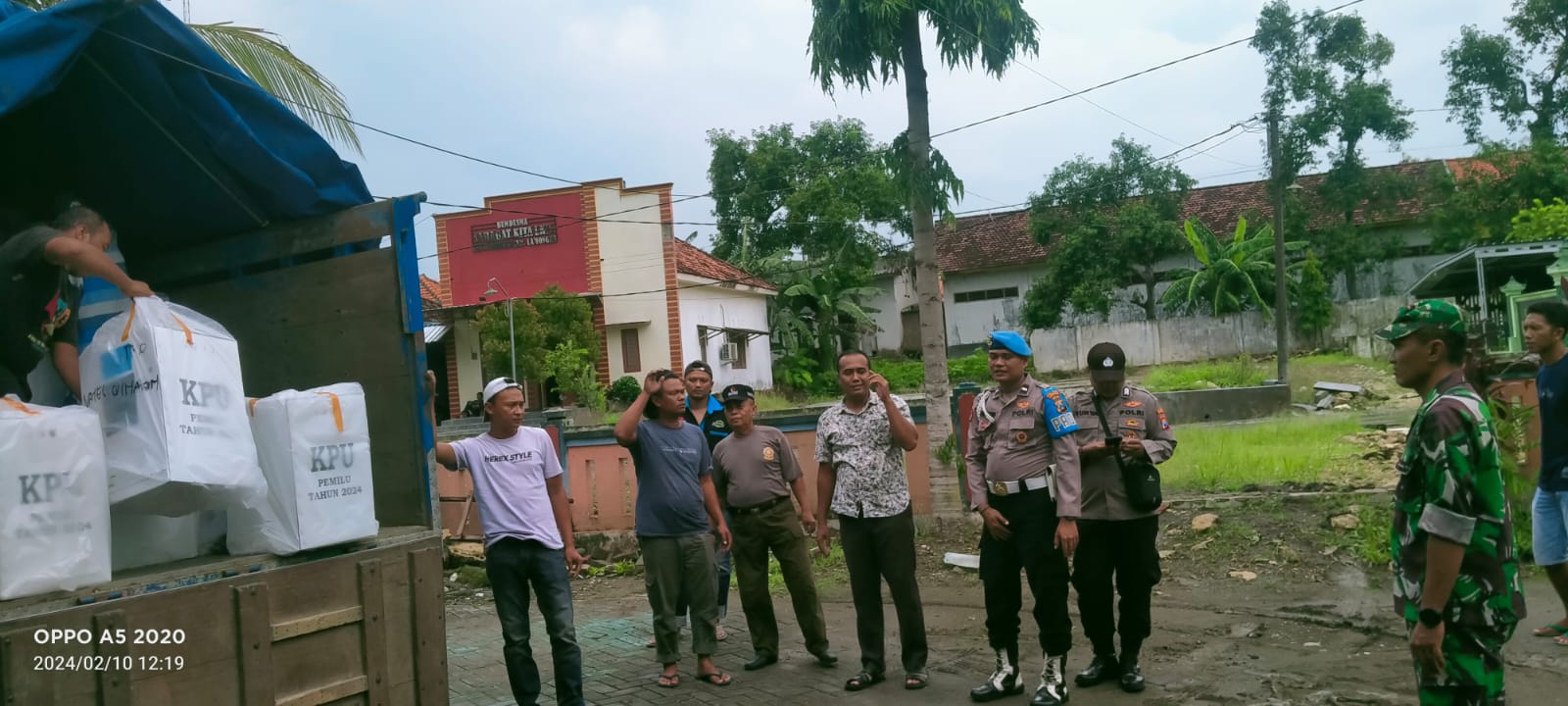 Kawal Kotak Suara Dan Kantong Plastik, Polsek Sambeng Komitmen Menjadi Garda Pemilu Damai.